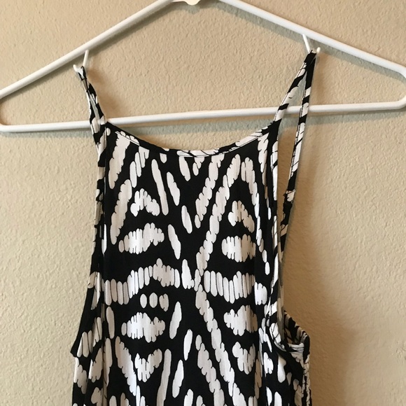 FLATTERING black and white dress!! - Picture 3 of 3